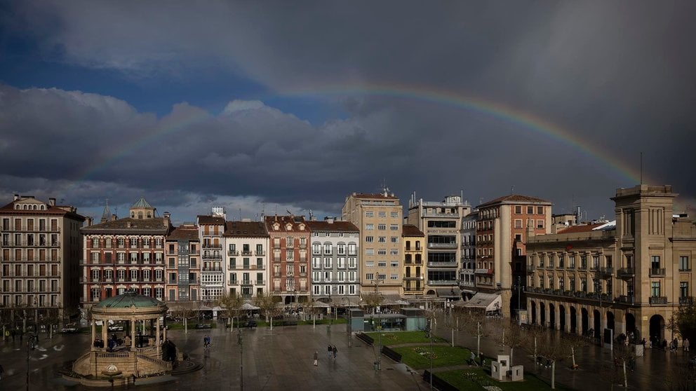 Un arcoiris hace su aparición este lunes de Pascua sobre la céntrica Plaza del Castillo de Pamplona tras la tormenta caída a última hora de la tarde en la capital navarra . EFE/Villar López