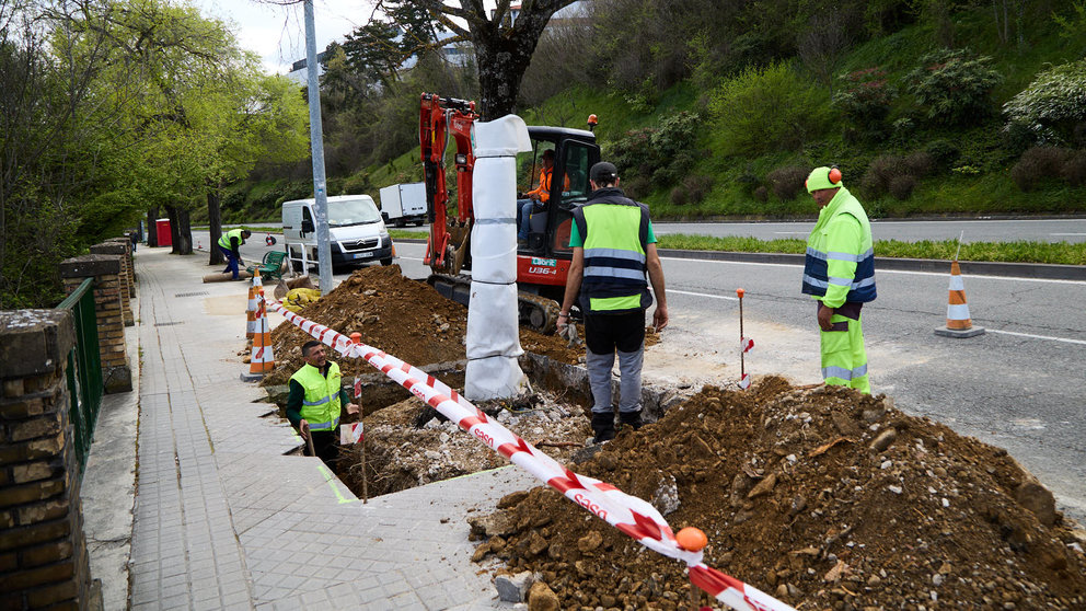 Cuesta de Beloso entre Pamplona y Burlada, donde ya han comenzado las tareas previas y de señalización para las obras del carril bici. IÑIGO ALZUGARAY