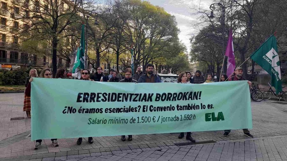 Trabajadoras de las residencias públicas protestan ante la sede del Parlamento de Navarra. EUROPA PRESS