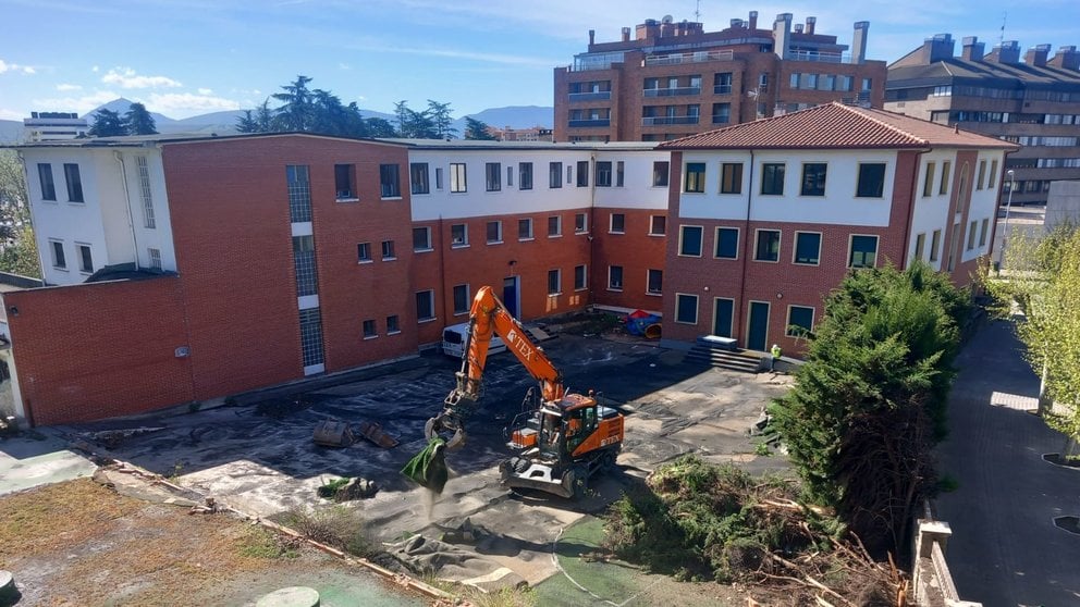 Imagen de las máquinas en las obras de demolición en el entorno de las Misioneras del Sagrado Corazón en Pamplona. CEDIDA