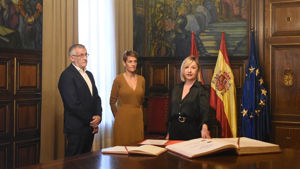 Amparo López asume su cargo como consejera de Interior, Función Pública y Justicia tras su cese temporal, en un acto con María Chivite y Félix Taberna. GOBIERNO DE NAVARRA