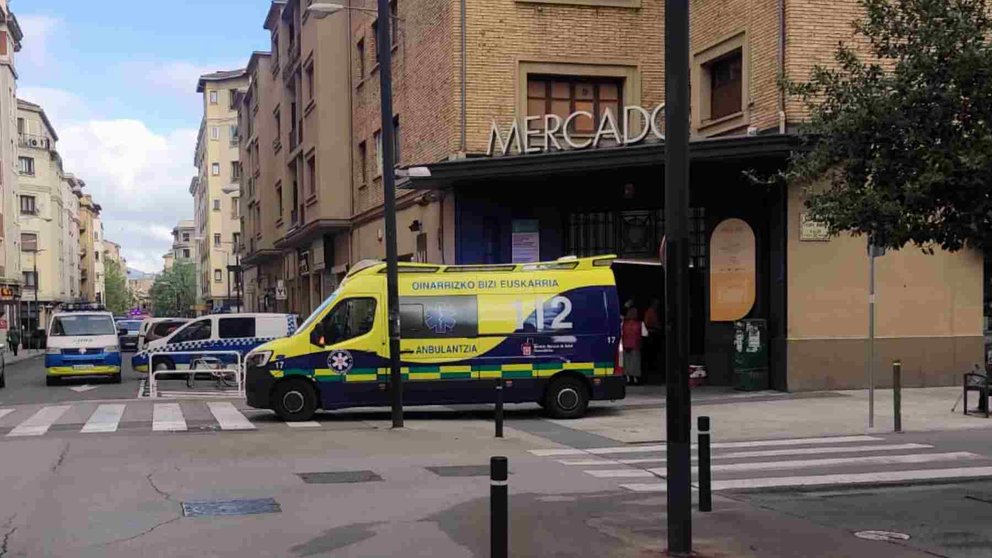 Una ambulancia y varios coches patrulla de la Policía Municipal en la puerta del Mercado del Segundo Ensanche, donde se ha producido el fallecimiento. NAVARRA.COM