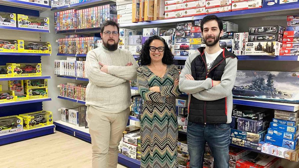 Álex Sánchez, Laura Madera y Jacobo Senosiáin en la tienda D20Juegos en la calle Sangüesa de Pamplona. Navarra.com