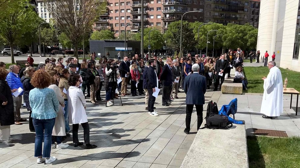El Ángel de Aralar visita el Tribunal Superior de Justicia de Navarra con una recepción en la calle ante la prohibición del Gobierno de Navarra de que acceda al edificio. CEDIDA