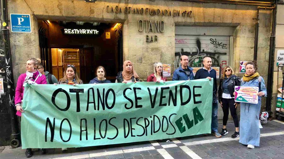 Trabajadores del Bar Otano protestan por el anuncio de cierre. ÍÑIGO ALZUGARAY