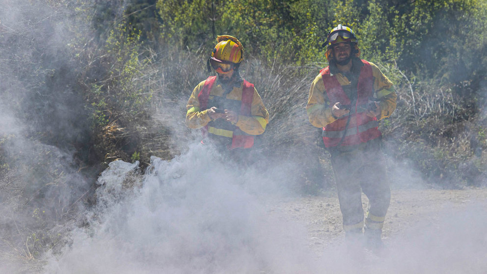 Más de 150 bomberos de La Rioja, Navarra y País Vasco han entrenado este miércoles con un simulacro de un incendio forestal en la Sierra de Cantabria, con el fin de que "el día que haya un incendio que afecte a varios territorios estén preparados. EFE/Raquel Manzanares