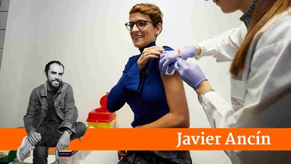 La presidenta del Gobierno de Navarra, María Chivite, acude al Centro de Salud del II Ensanche para recibir la vacuna de la gripe. IÑIGO ALZUGARAY
