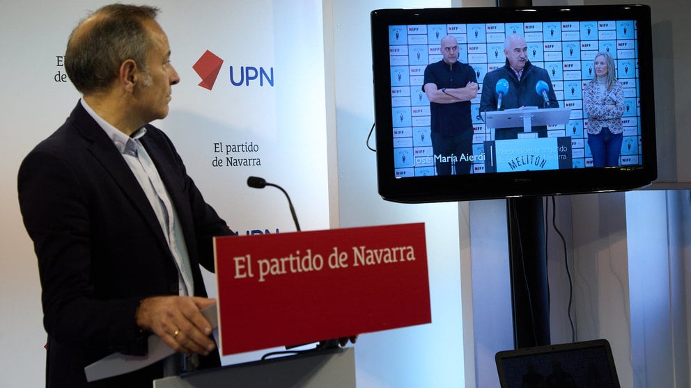 El parlamentario de UPN, Juan Luis Sánchez de Muniáin, comenta las presuntas irregularidades en relación con los estudios de cine construidos en Lekaroz. IÑIGO ALZUGARAY
