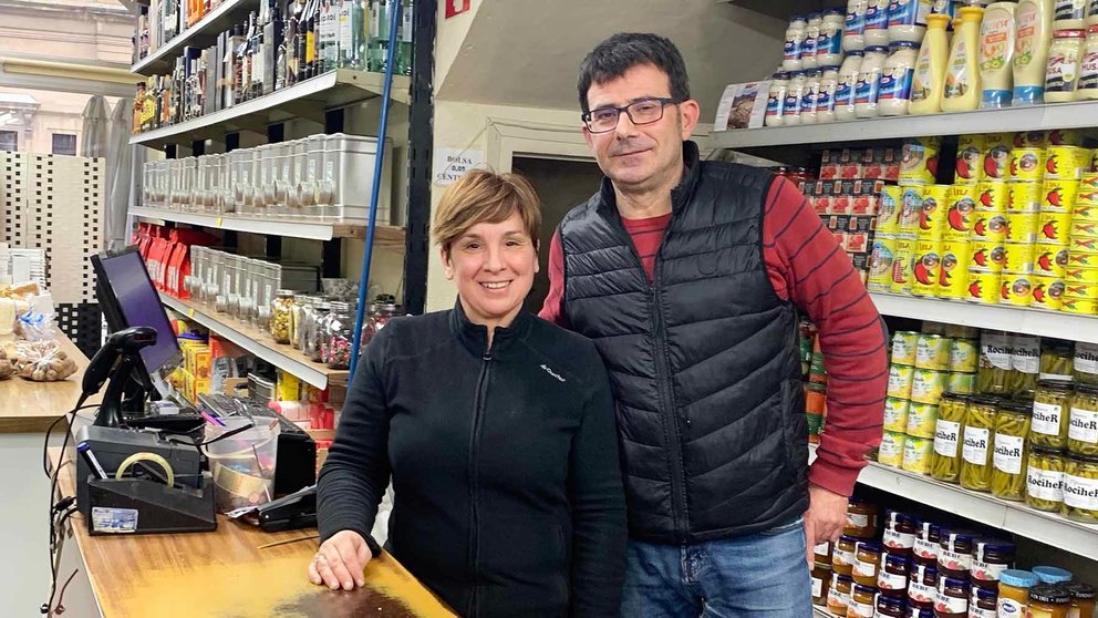 Marta Martínez y Andrés Galdeano en la tienda Cafés Lesaga en Estella. Navarra.com