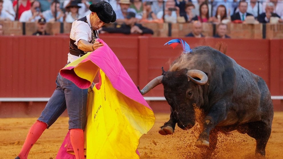 El diestro Manuel Escribano en su faena al último toro de la corrida celebrada hoy sábado en la plaza de toros La Maestranza de Sevilla. EFE / José Manuel Vidal.
