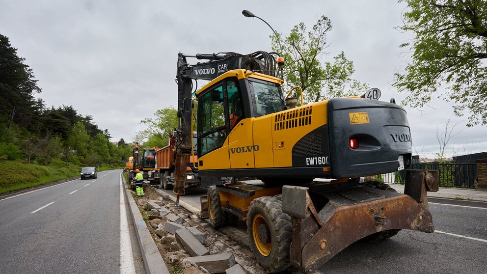 Inicio de las obras de reducción de la mediana de la Cuesta de Beloso para poder construir el carril bici que unirá Pamplona con Burlada. IÑIGO ALZUGARAY