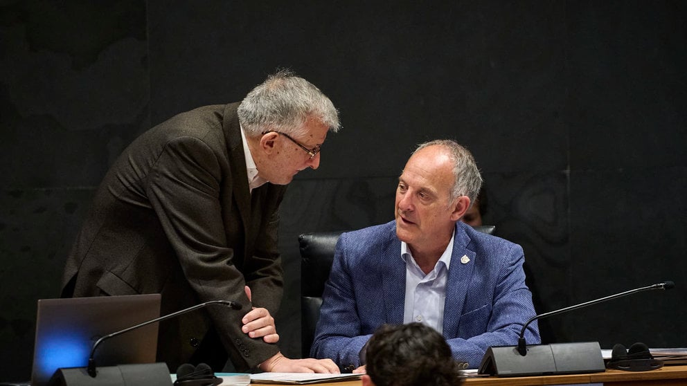 Félix Taberna habla con Adolfo Araiz, de EH Bildu durante el pleno del Parlamento. PABLO LASAOSA