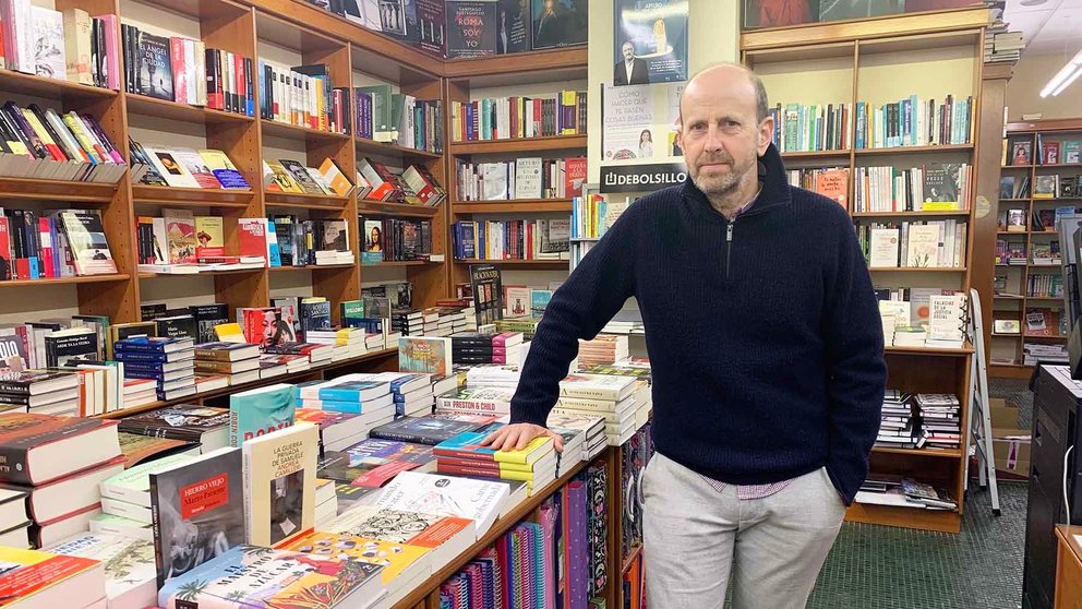 Fernando Satrústegui en su librería Ínsula de la calle Bergamín 15 en Pamplona. Navarra.com