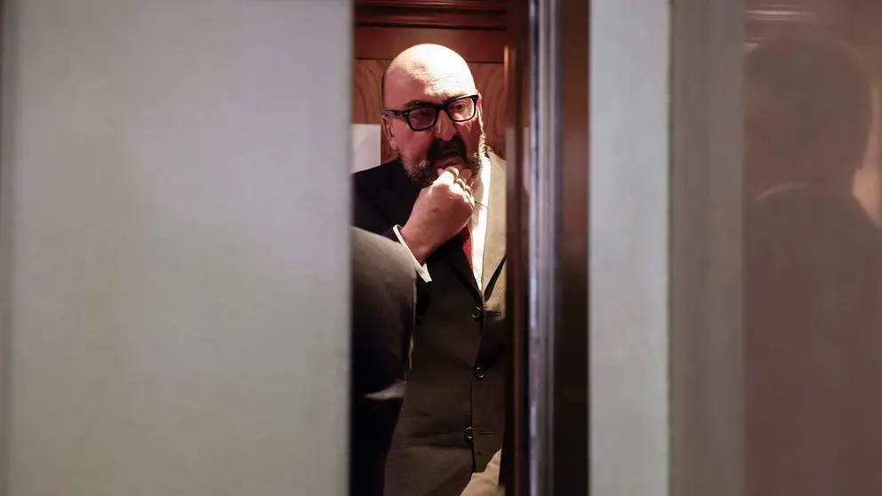 Koldo Garc&iacute;a, que fuera asesor del exministro Jos&eacute; Luis &Aacute;balos, tras comparecer ante la comisi&oacute;n del Senado por su imputaci&oacute;n en la presunta trama de corrupci&oacute;n por la compraventa de mascarillas durante la pandemia, este lunes, en la C&aacute;mara Alta. EFE/ J.J. Guill&eacute;n