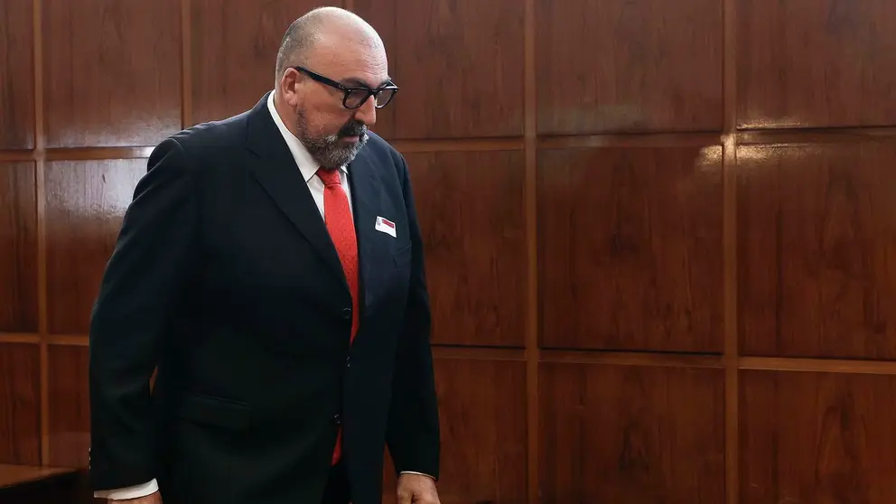 Koldo García, que fuera asesor del exministro José Luis Ábalos, se dirige a comparecer ante la comisión del Senado por su imputación en la presunta trama de corrupción por la compraventa de mascarillas durante la pandemia, este lunes, en la Cámara Alta. EFE/ J.J. Guillén
