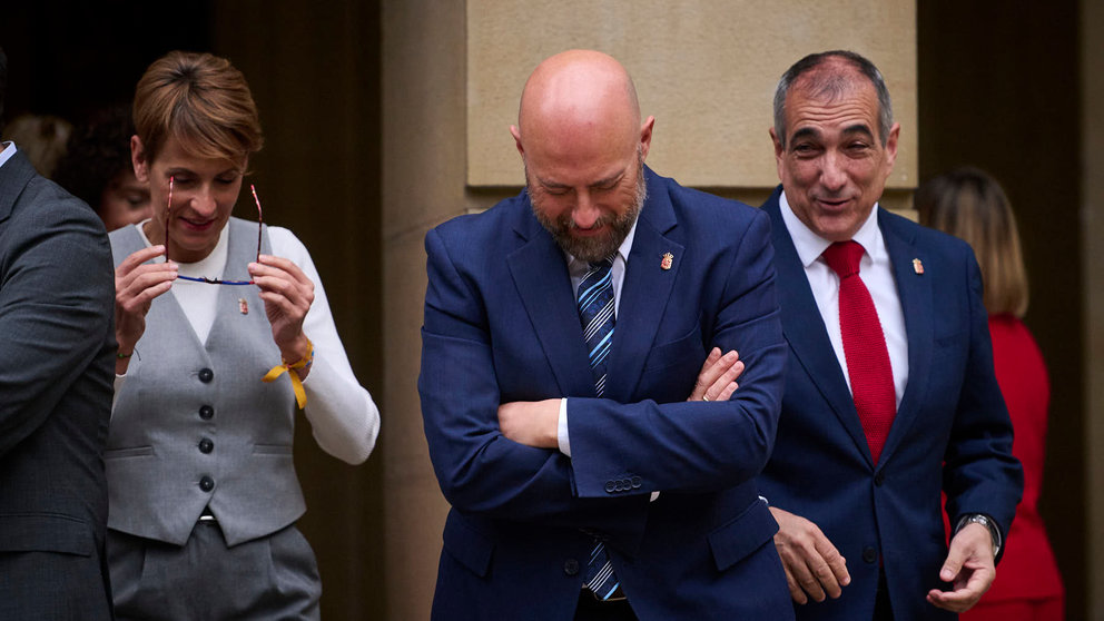 Los consejeros Oscar Chivite y José Luis Arasti, en los jardines de Palacio junto a María Chivite, presidenta del Gobierno PABLO LASAOSA