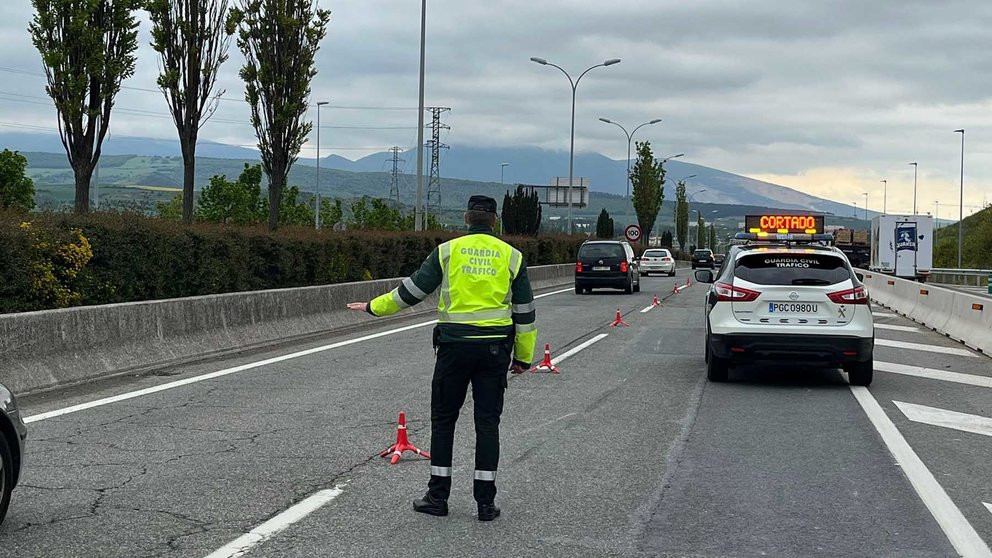 Imagen de archivo de un guardia civil durante un accidente en Navarra. GUARDIA CIVIL