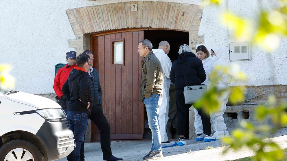 La Policía Foral ha detenido a un hombre como presunto autor de un homicidio en la localidad navarra de Labiano al matar en el domicilio familiar a su hijo con un arma de fuego. El crimen ha tenido lugar este domingo a primera hora de la mañana, y el detenido ha sido trasladado a la comisaría central de la Policía Foral, según un comunicado de este Cuerpo. Hasta el lugar de los hechos han acudido patrullas de la Policía Foral de Seguridad Ciudadana y agentes de Policía Judicial y Científica. EFE/Villar López