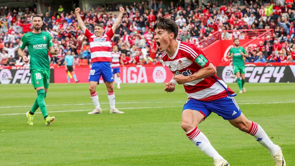 El centrocampista uruguayo del Granada Facundo Pellistri celebra su gol contra Osasuna, durante el partido de la jornada 33 de LaLiga EA Sports que enfrenta al Granada CF con el Osasuna en el Nuevo estadio Los Cármenes de Granada.- EFE/ Pepe Torres