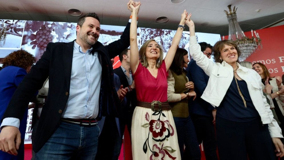 Alejandro Toquero y Cristina Sota elevan los brazos de Cristina Ibarrola tras conocerse los resultados del Congreso de UPN. ÍÑIGO ALZUGARAY
