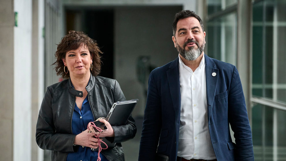 Ainhoa Unzu y Ramón Alzórriz, del PSN, en su llegada a la Mesa y Junta de Potavoces del Parlamento. PABLO LASAOSA