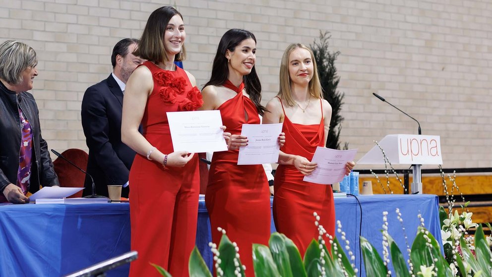 Tres alumnas del Máster en Gestión por Procesos con Sistemas Integrados de Información posan tras recoger su diploma.
