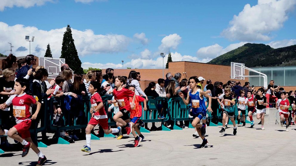 Un millar de atletas se dan cita en el Colegio Irabia-Izaga para recordar a J.J. Esparza