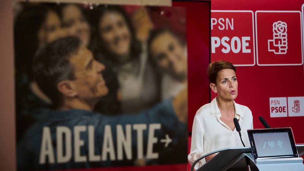 María Chivite atiende a los medios de comunicación para valorar la decisión del presidente del Gobierno de España. PABLO LASAOSA