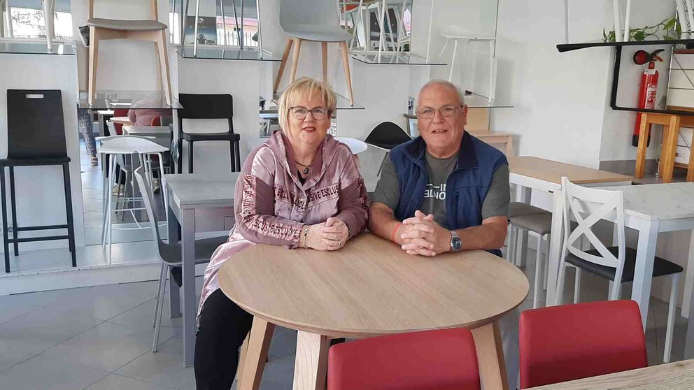 Koldo Apalauza e Isabel Ancín en su comercio del barrio de Iturrama.  En breve cerrarán sus puertas. CEDIDA