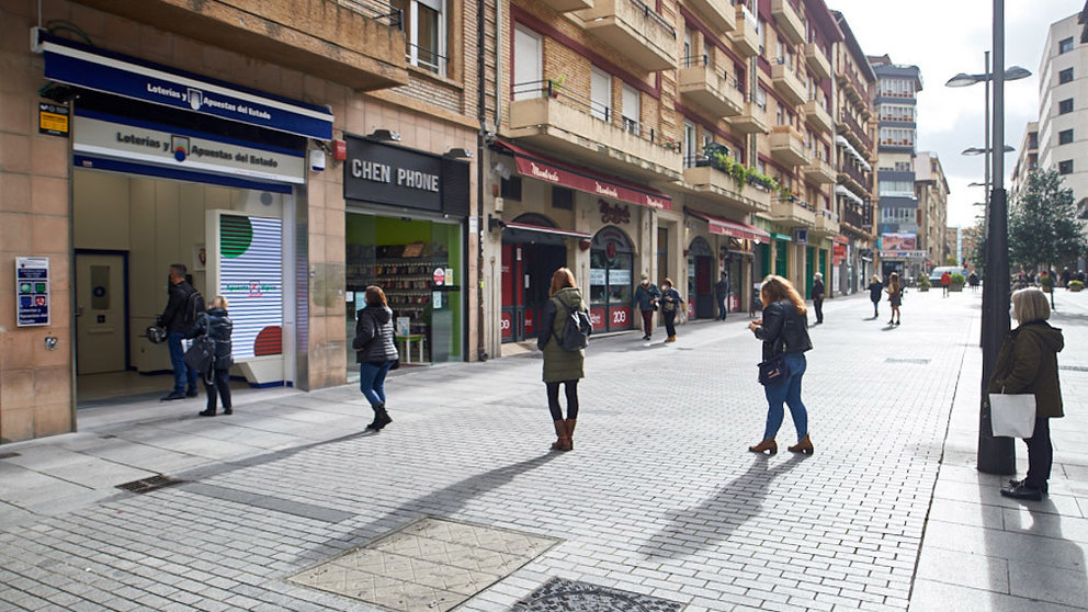 La Calle Tudela es una de las calles en la que se renovará la iluminación. MIGUEL OSÉS