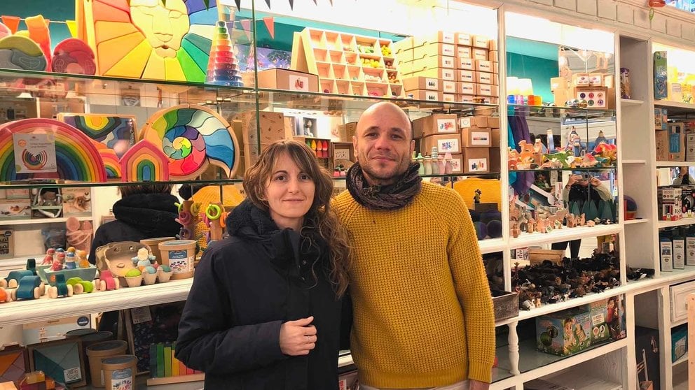 Víctor Manuel regalado y Ana Remacha, dueños y creadores de VeoBio, que vende juguetes ecológicos y que abre una tienda en la calle Zapatería. NAVARRA.COM
