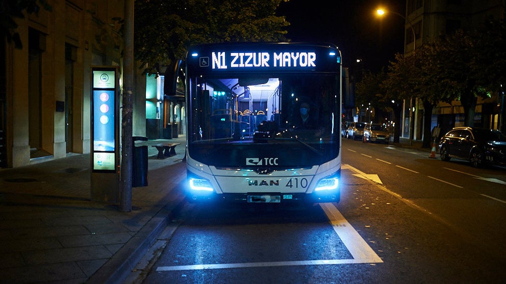 Una villavesa nocturna en Pamplona. PABLO LASAOSA