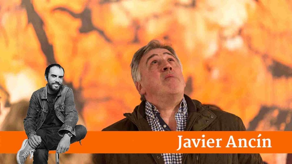 El alcalde de Pamplona, Joseba Asirón, con la mirada perdida en el techo. IÑIGO ALZUGARAY