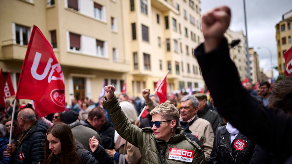 UGT y CCOO de Navarra se manifiestan con motivo del 1 de mayo bajo el lema 'Por el pleno empleo, reducir jornada, mejorar salarios'. PABLO LASAOSA