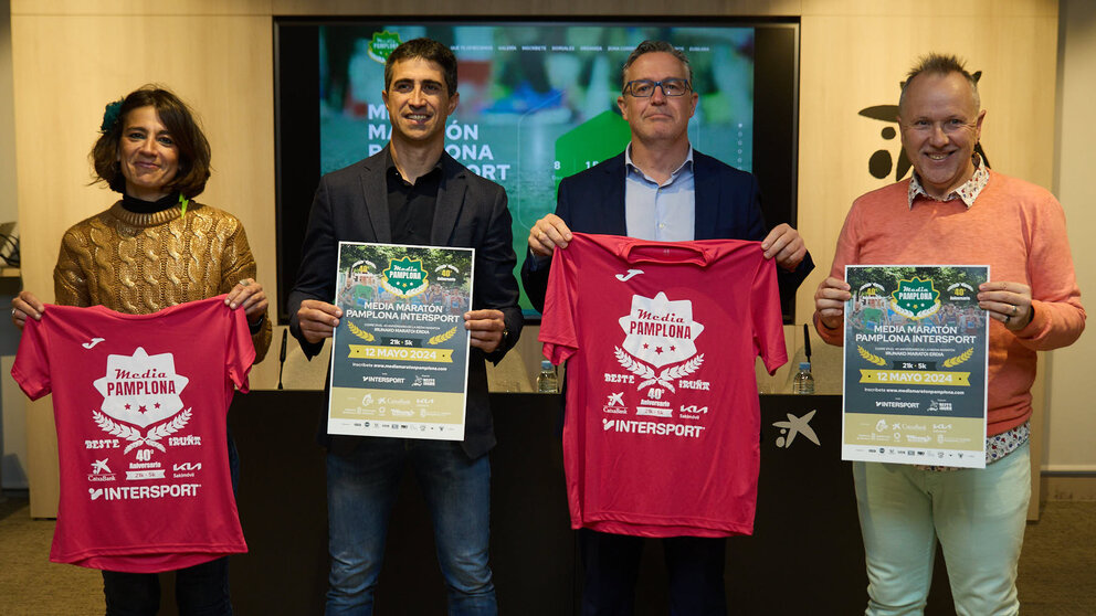 La concejala de Pamplona, Maider Beloqui, el subdirector del Instituto Navarro del Deporte, Xabi Larraya, el  director del Centro de Instituciones de CaixaBank en Navarra, Miguel Navarrete y el presidente del Beste Iruña, Joseba Arangay en la presentación de la IL edición de la Media Maratón de Pamplona. IÑIGO ALZUGARAY