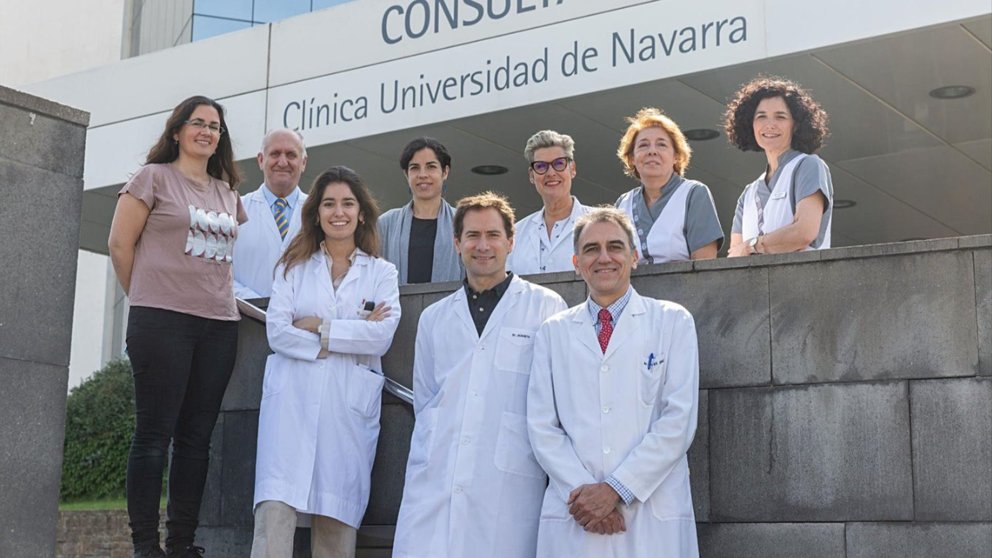 El Dr. José Luis Pérez Gracia (primero por la derecha en primera fila) y la Dra. Ana Patiño (tercera por la derecha en segunda fila), junto al equipo de investigadores del CCUN.