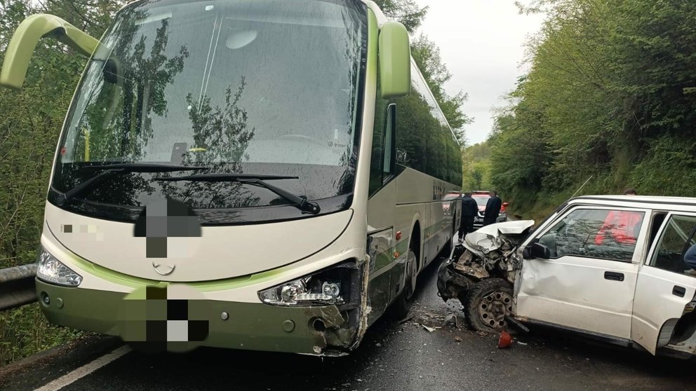 Cuatro personas han resultado heridas este sábado tras colisionar un turismo y un autobús en la carretera NA-4020, dentro del término municipal de Aranaz. CEDIDA
