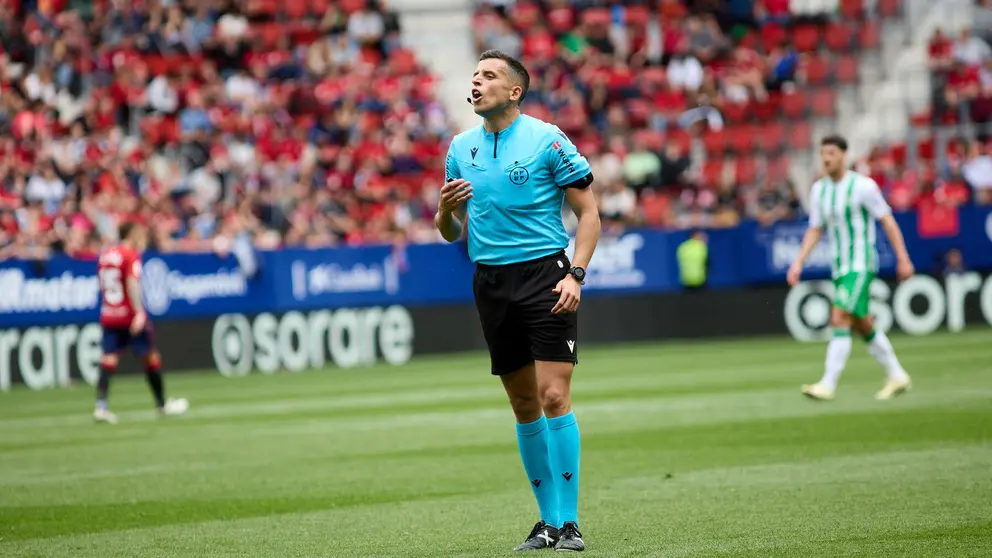Víctor García Verdura (árbitro del partido) durante el partido de La Liga EA Sports entre CA Osasuna y Real Betis disputado en el estadio de El Sadar en Pamplona. IÑIGO ALZUGARAY