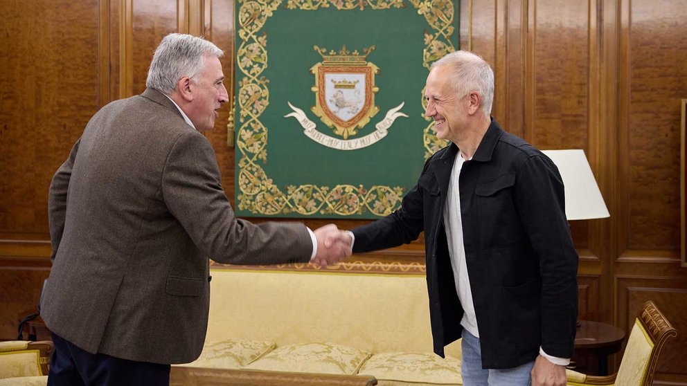 El alcalde de Pamplona, Joseba Asirón con el presidente de la Mancomunidad de la Comarca de Pamplona. David Campión. AYUNTAMIENTO DE PAMPLONA