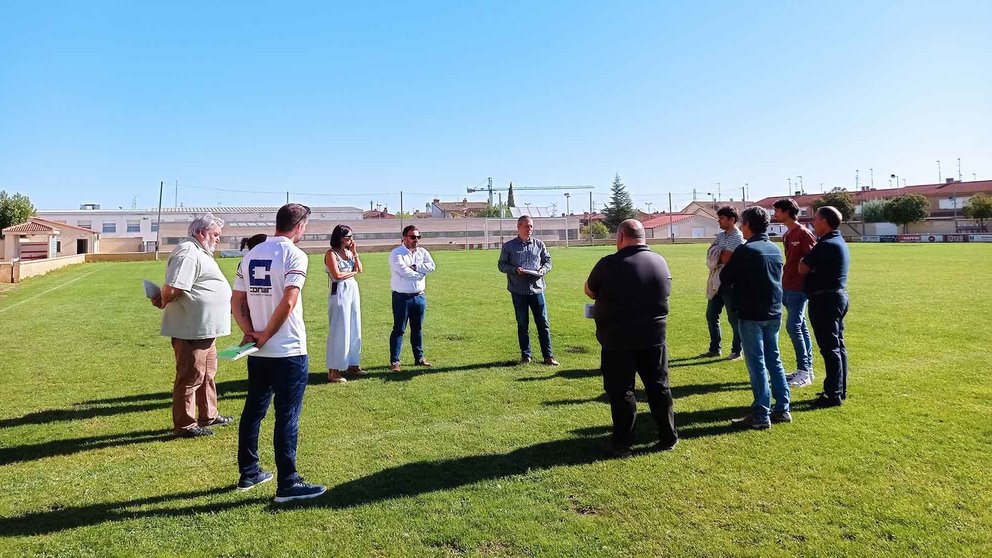 Imagen de archivo de una visita en 2022 de la comisión de deportes del Parlamento de Navarra al campo de fútbol de Castejón. PARLAMENTO DE NAVARRA