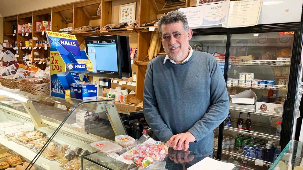 Javier Galbete en la panadería Tere en el barrio de la Milagrosa en Pamplona. Navarra.com