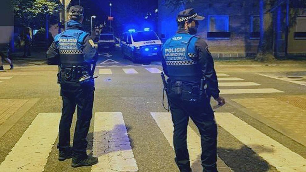Dos agentes de la Policía Municipal de Pamplona durante una intervención. POLICÍA MUNICIPAL DE PAMPLONA