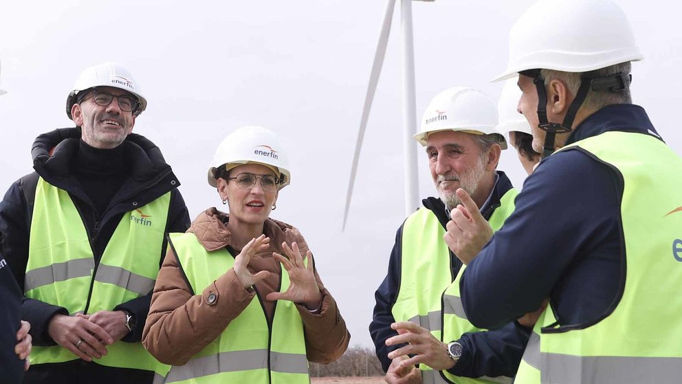 La presidenta de Navarra, María Chivite en una visita a un campo de molinos de viento. GOBIERNO DE NAVARRA