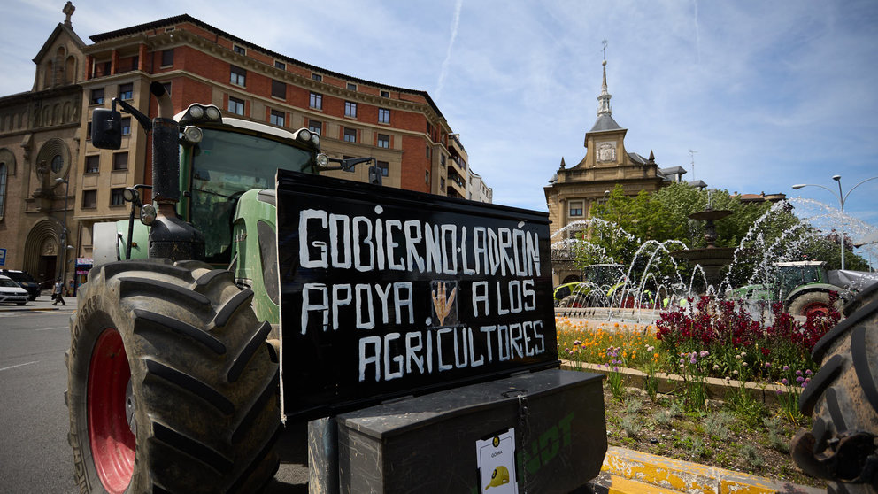 El movimiento 6F de agricultores y ganaderos de Navarra protesta por las condiciones del sector agrícola y ganadero con sus tractores por el centro de la ciudad IÑIGO ALZUGARAY