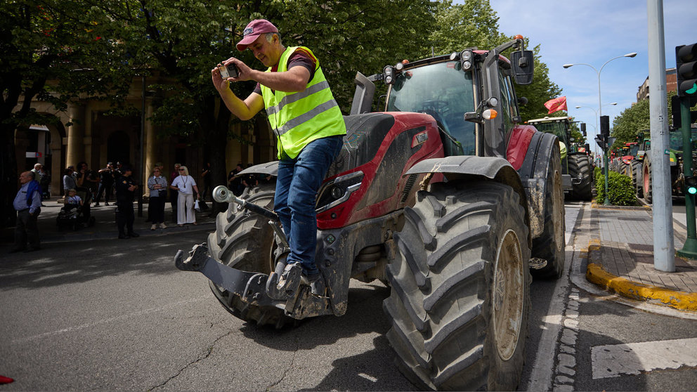 El movimiento 6F de agricultores y ganaderos de Navarra protesta por las condiciones del sector agrícola y ganadero con sus tractores por el centro de la ciudad IÑIGO ALZUGARAY