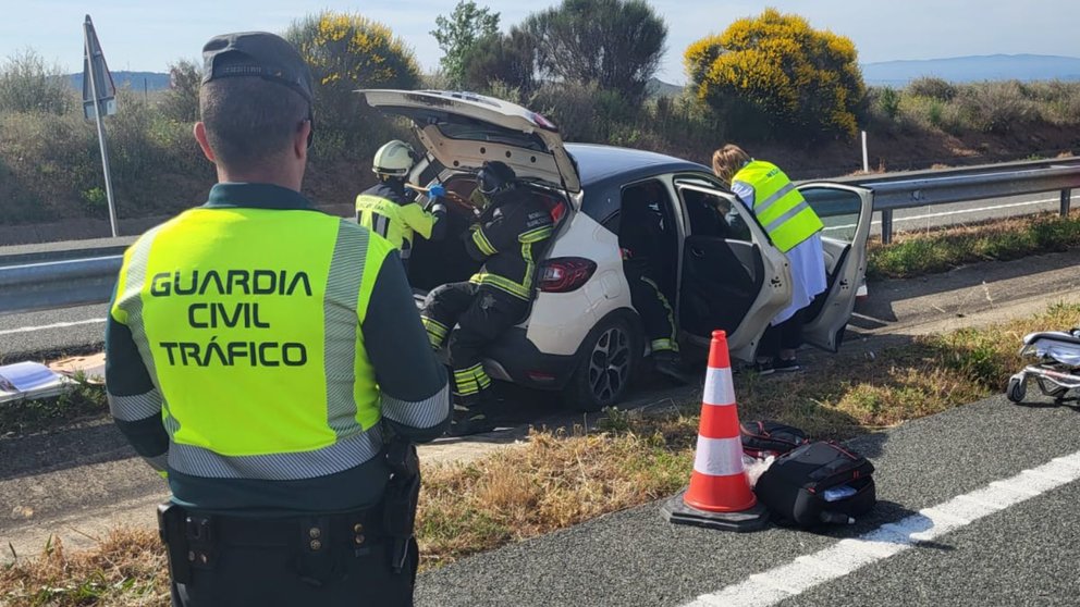 Imagen de la escena del accidente en Navarra en el que ha resultado herido grave el conductor. GUARDIA CIVIL