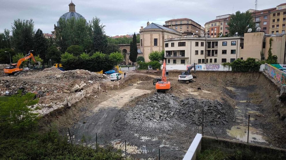 Estado de las obras en el colegio Misioneras del Sagrado Corazón de Pamplona para prolongar la calle Amaya y realizar una plaza peatonal. NAVARRA.COM