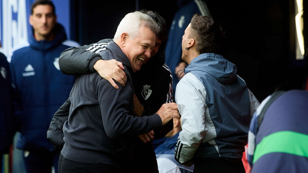 Javier Aguirre (entrenador RCD Mallorca) y Bittor Alkiza (2ºentrenador CA Osasuna) durante el partido de La Liga EA Sports entre CA Osasuna y RCD Mallorca disputado en el estadio de El Sadar en Pamplona. IÑIGO ALZUGARAY