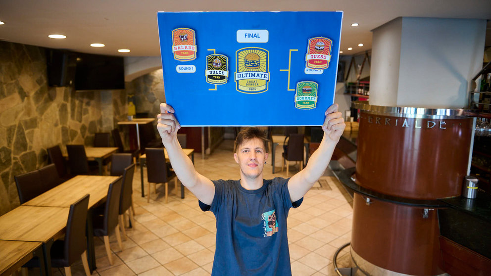 Fermín, de Gastro Okei, con el cartel del campeonato de hamburguesas. PABLO LASAOSA