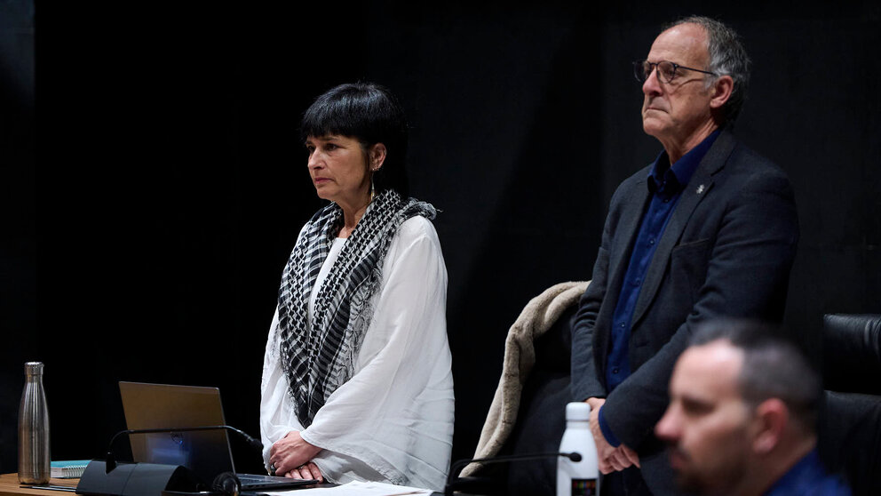 Laura Aznal y Adolfo Araiz, de Eh Buldu, durante un minuto de silencio. PABLO LASAOSA